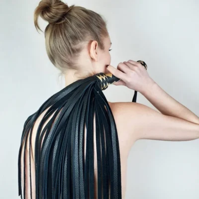 Зображення Чорний флогер класичний із золотою рукояттю