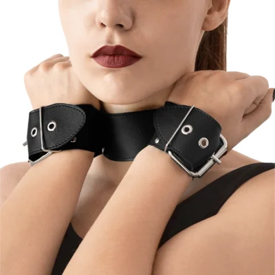 Нашийник з наручниками із натуральної шкіри Art of Sex - Bondage Collar with Handcuffs 11 Зображення Нашийник з наручниками із натуральної шкіри Art of Sex - Bondage Collar with Handcuffs