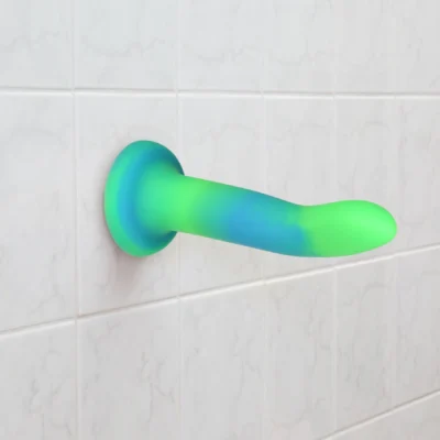 Зображення Фалоімітатор, що світиться в темряві, ADDICTION Rave 8″, Glow in the Dark Dildo Blue Green