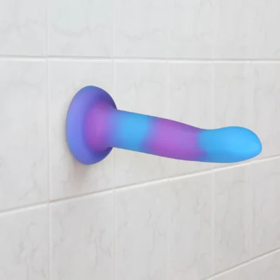 Зображення Фалоімітатор, що світиться в темряві, ADDICTION Rave 8″ Glow in the Dark Dildo Blue Purple