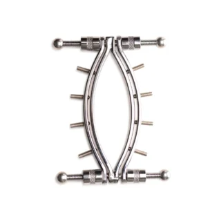 Затискач для вагіни Master Series: Spread 'Em Poker Vagina Clamp with Adjustable Pressure Screws