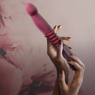 Пульсатор Temptasia by Blush - Trixie Thrusting Dildo - Wine Red 19 Пульсатор Temptasia by Blush - Trixie Thrusting Dildo - Wine Red - Зображення 9