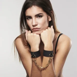 Наручники Bijoux Indiscrets MAZE — Wide Cuffs Black 16 Зображення Наручники Bijoux Indiscrets MAZE — Wide Cuffs Black