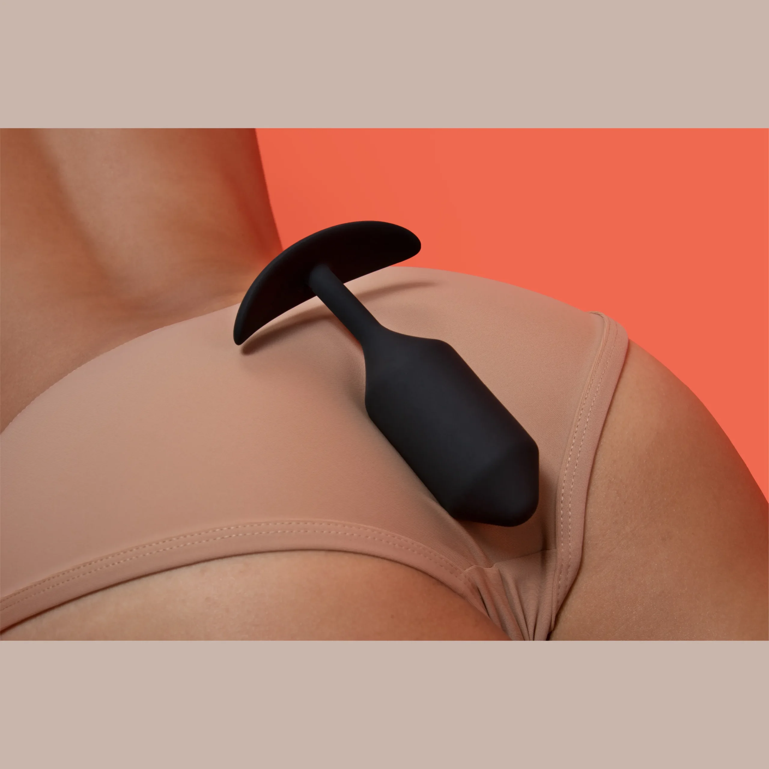Анальна пробка із зміщеним центром ваги Snug Plug 3 B-Vibe, силіконова, чорна 9 Анальна пробка із зміщеним центром ваги Snug Plug 3 B-Vibe, силіконова, чорна - Зображення 7