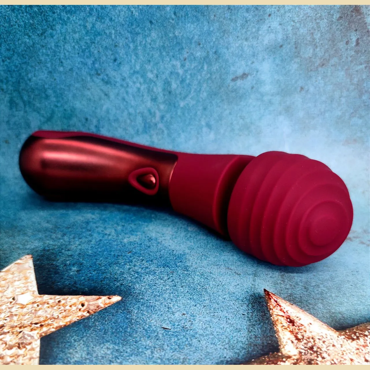 Вібратор мікрофон Dream Toys Dinky Curved Wand Jacky O бордовий 5 Вібратор мікрофон Dream Toys Dinky Curved Wand Jacky O бордовий - Зображення 3