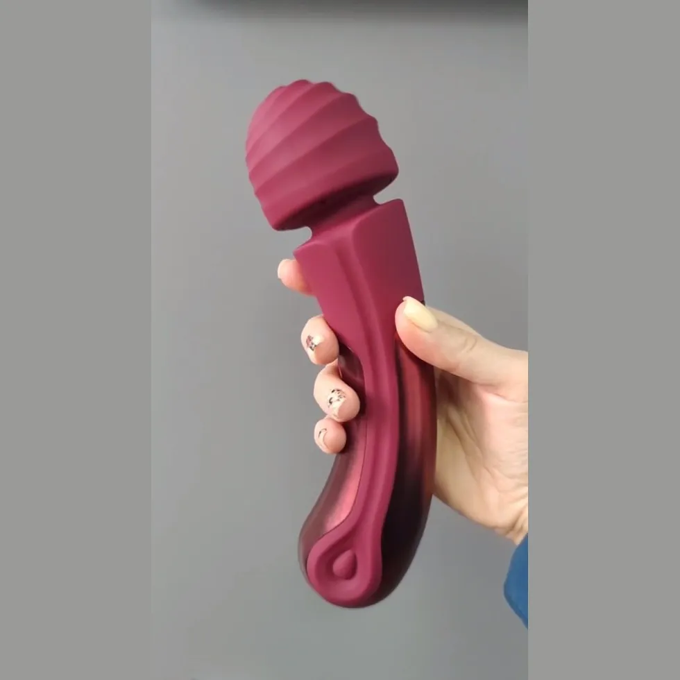 Вібратор мікрофон Dream Toys Dinky Curved Wand Jacky O бордовий 4 Вібратор мікрофон Dream Toys Dinky Curved Wand Jacky O бордовий - Зображення 2